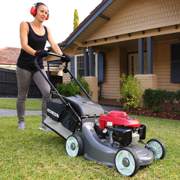 CHOOSING THE RIGHT PETROL LAWNMOWER